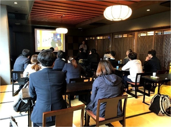 行善寺にてレクチャーを参加者全員で受けています